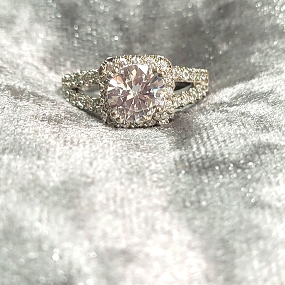 4 Prong White Zircon Silver Color Engagement Ring - Picture 2 of 8